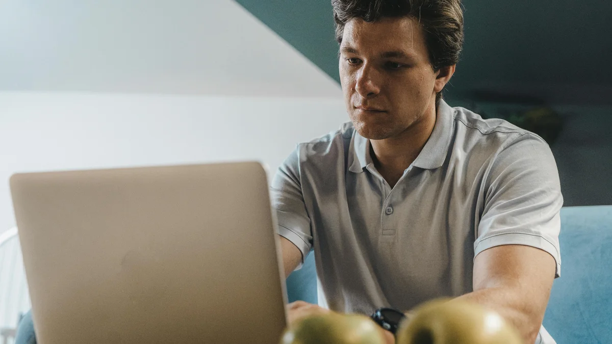 Freelancer trabalhando em notebook montando automacoes para empresas
