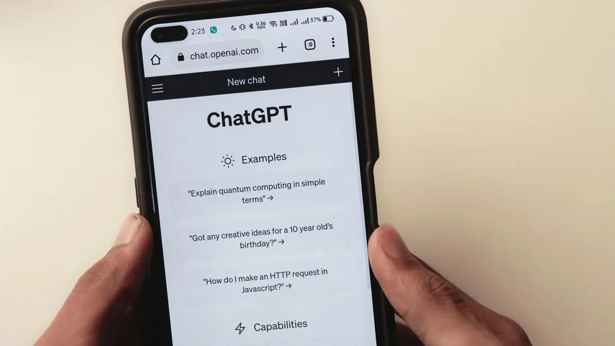 Tela de smartphone exibindo o ChatGPT, um dos principais modelos de IA usados no Brasil