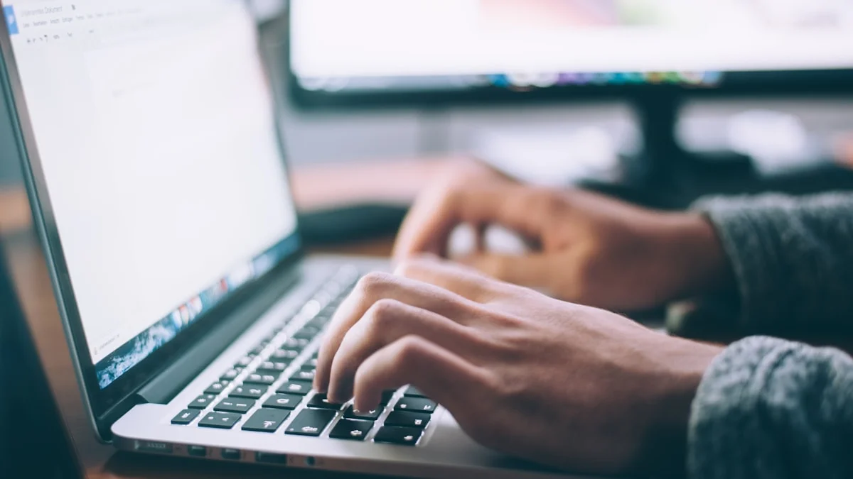 Workspace moderno com notebook representando tecnologia e inteligencia artificial
