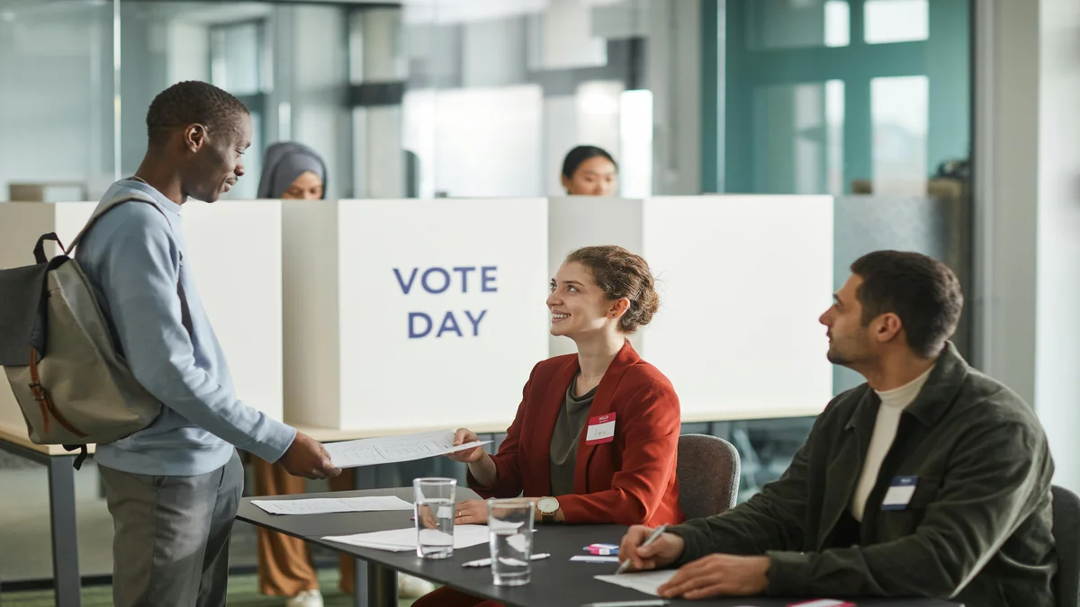 Grupo de pessoas em seção eleitoral durante votação, representando o processo democrático nas eleições de 2026
