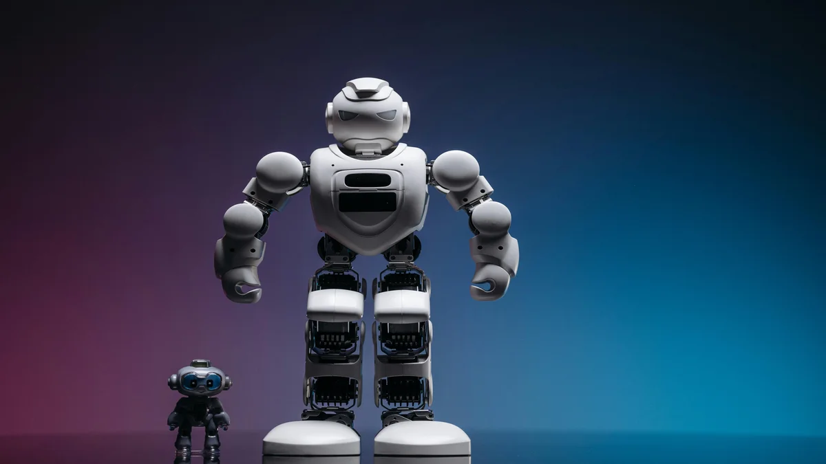 Dois robos brancos lado a lado representando a comparacao entre Gemini 2.5 Pro e Claude Opus 4.8