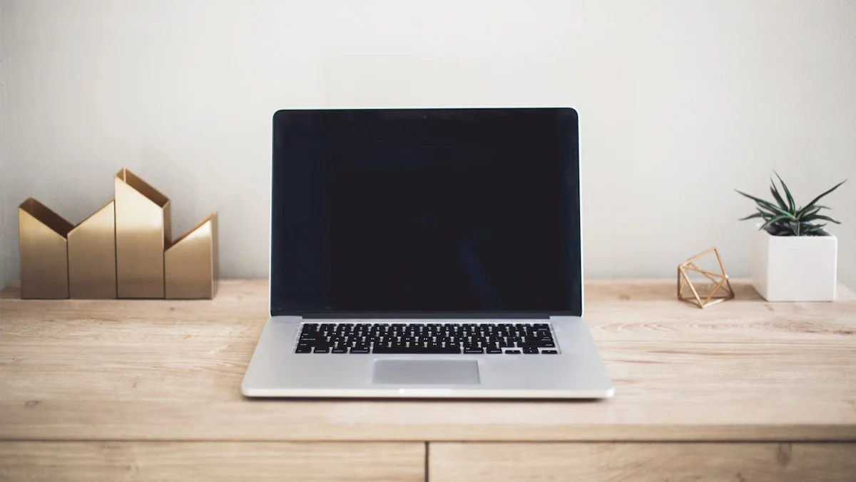 Home office com notebook representando trabalho digital