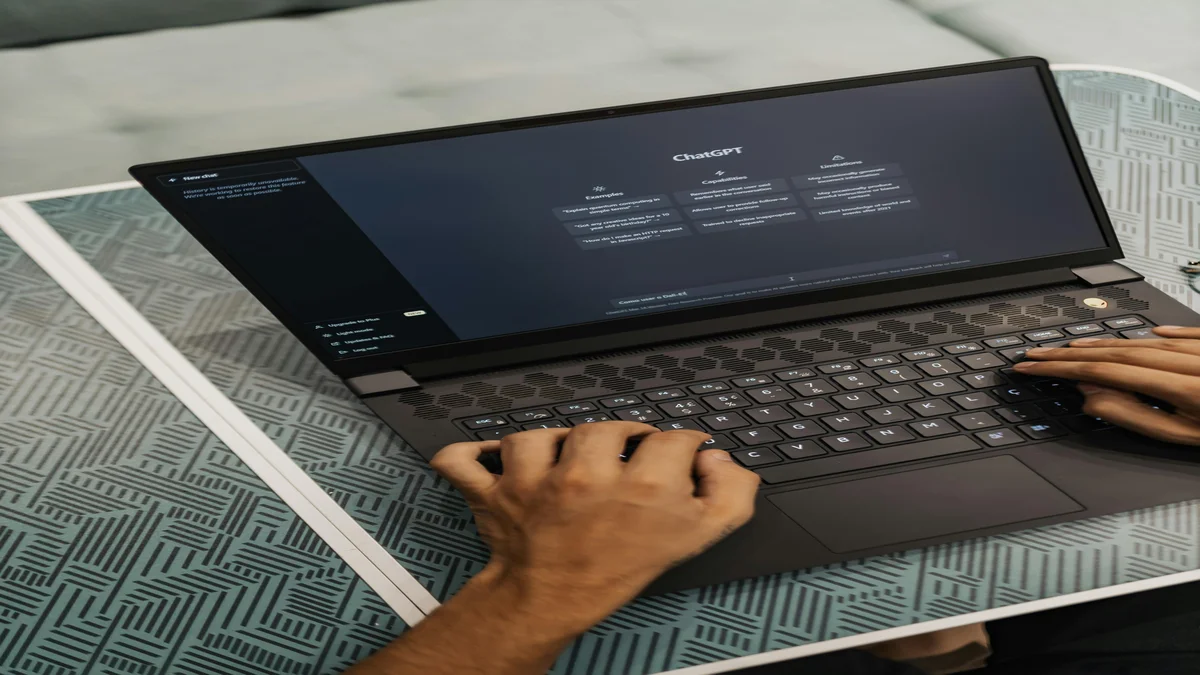 Homem usando laptop com interface do ChatGPT representando uso prático de agente de IA autônomo