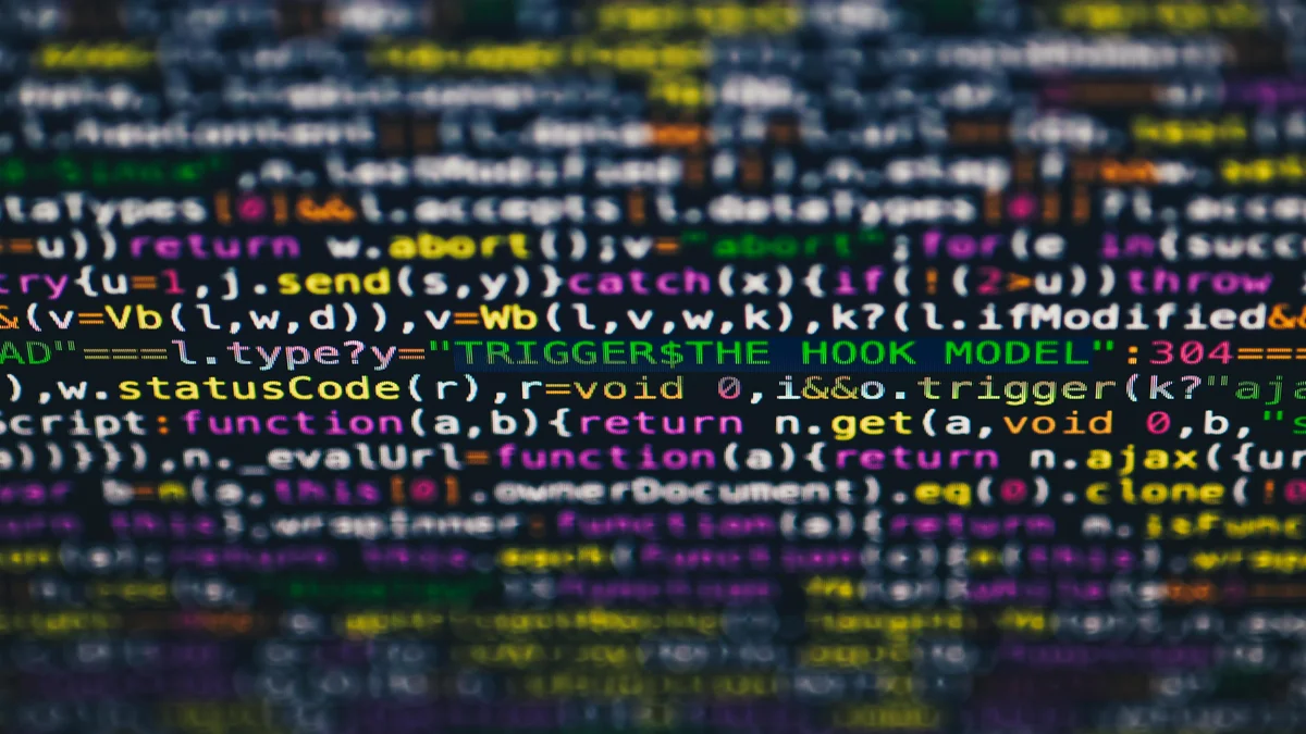 Linhas de codigo coloridas em tela de terminal, representando a capacidade de codificacao do Claude Opus 4.8