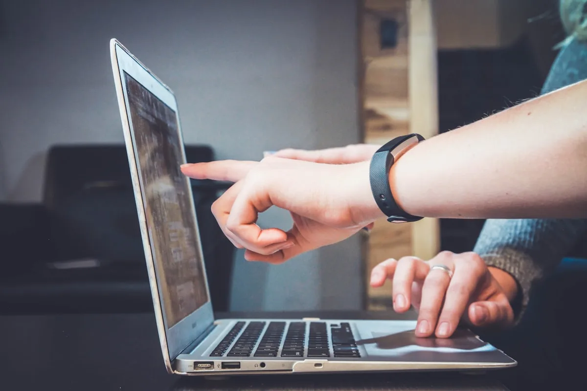 Laptop com tela de midias sociais e noticias - influencia digital na politica