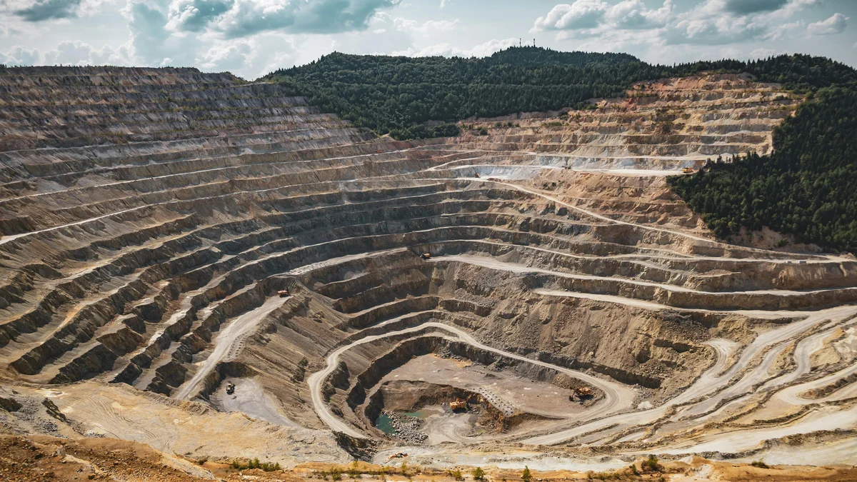 Vista aerea de mina a ceu aberto com terracos de escavacao representando a extracao de minerais criticos