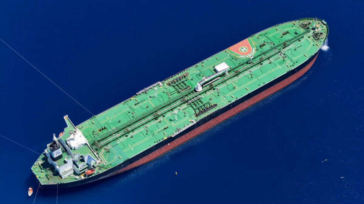 Vista aerea de navio petroleiro navegando no oceano, ilustrando o transporte maritimo de petroleo afetado pela guerra EUA-Ira