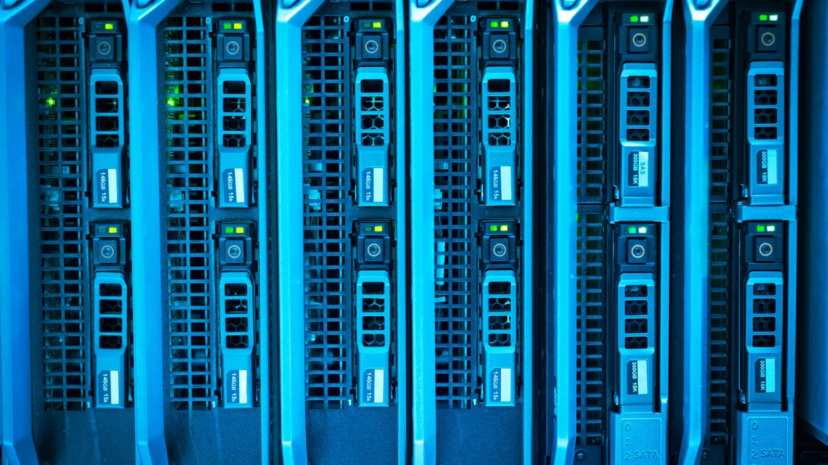 Racks de servidores iluminados em data center com luz azul, representando infraestrutura de computacao para pre-treinamento de modelos de IA