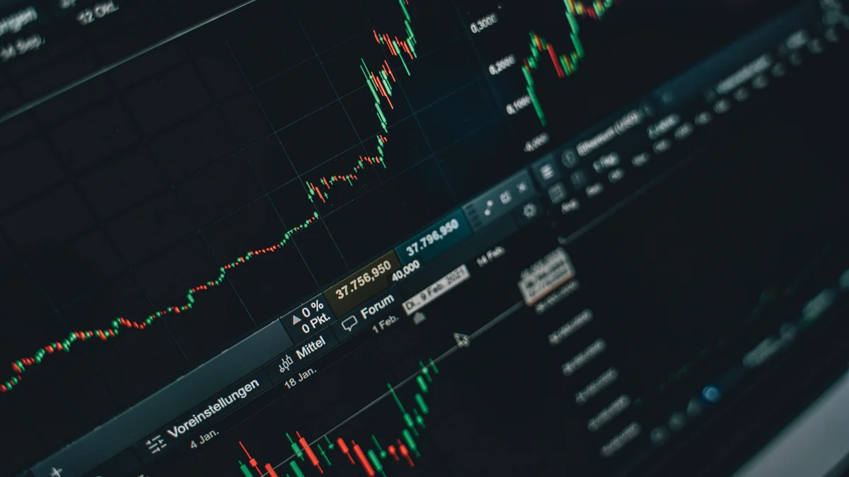 Tela de computador mostrando graficos do mercado financeiro com crescimento de acoes, representando o avanco da Anthropic