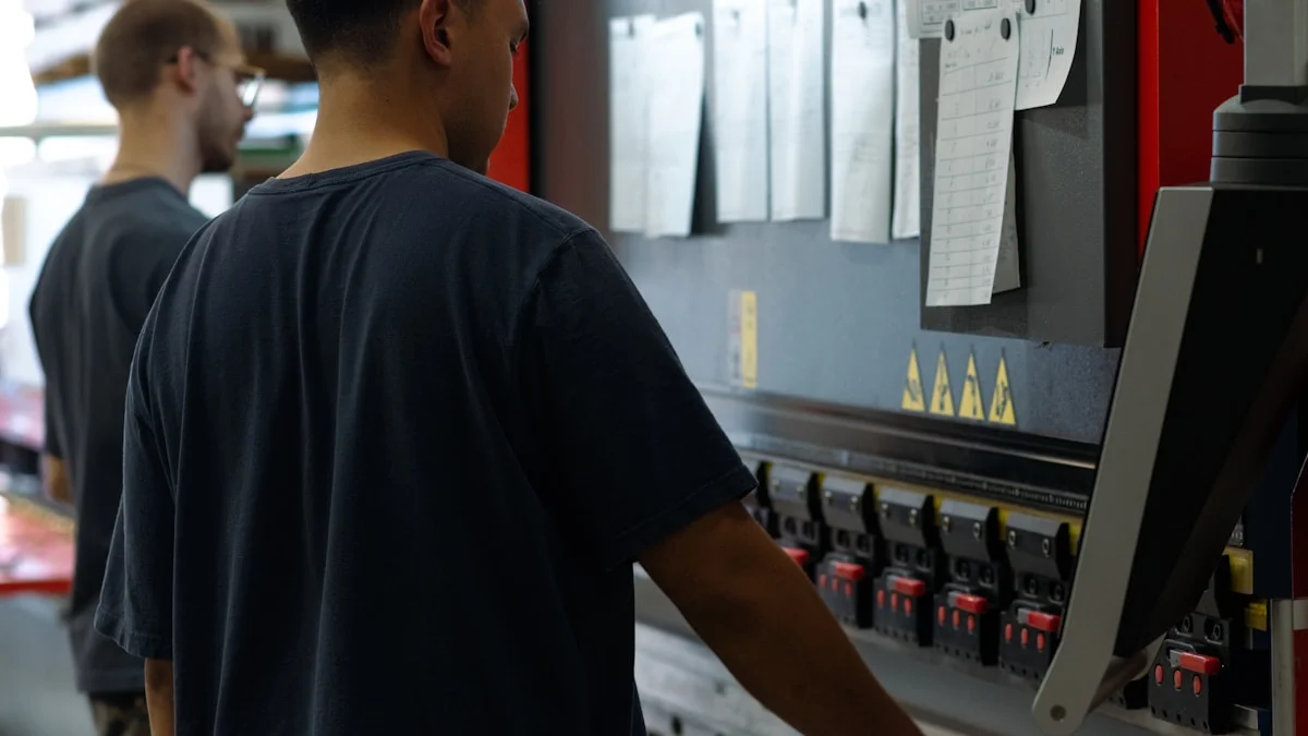 Dois homens trabalhando em maquina em uma fabrica