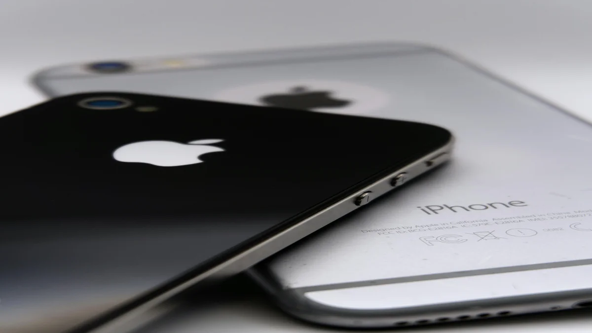 Dois iPhones com o logo da Apple, ilustrando a nova Siri apresentada na WWDC 2026
