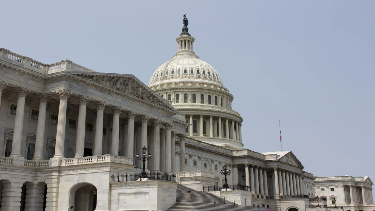 Capitolio dos Estados Unidos em Washington sob ceu azul, sede do Congresso e simbolo do poder do governo americano que ordenou a suspensao do Claude Fable 5
