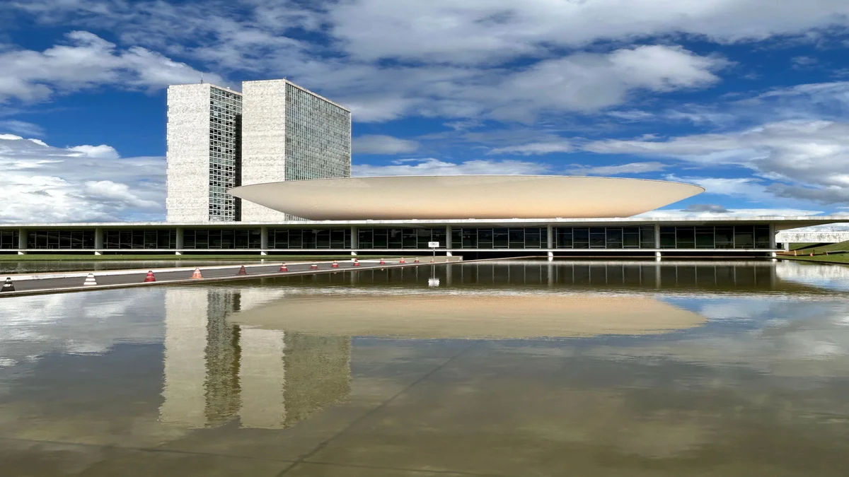 Congresso Nacional em Brasília refletido no espelho d'água, sede do Senado presidido por Davi Alcolumbre