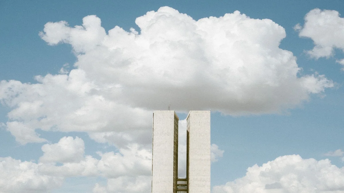 Nuvens carregadas sobre o prédio do Congresso Nacional em Brasília, cenário da crise do Banco Master