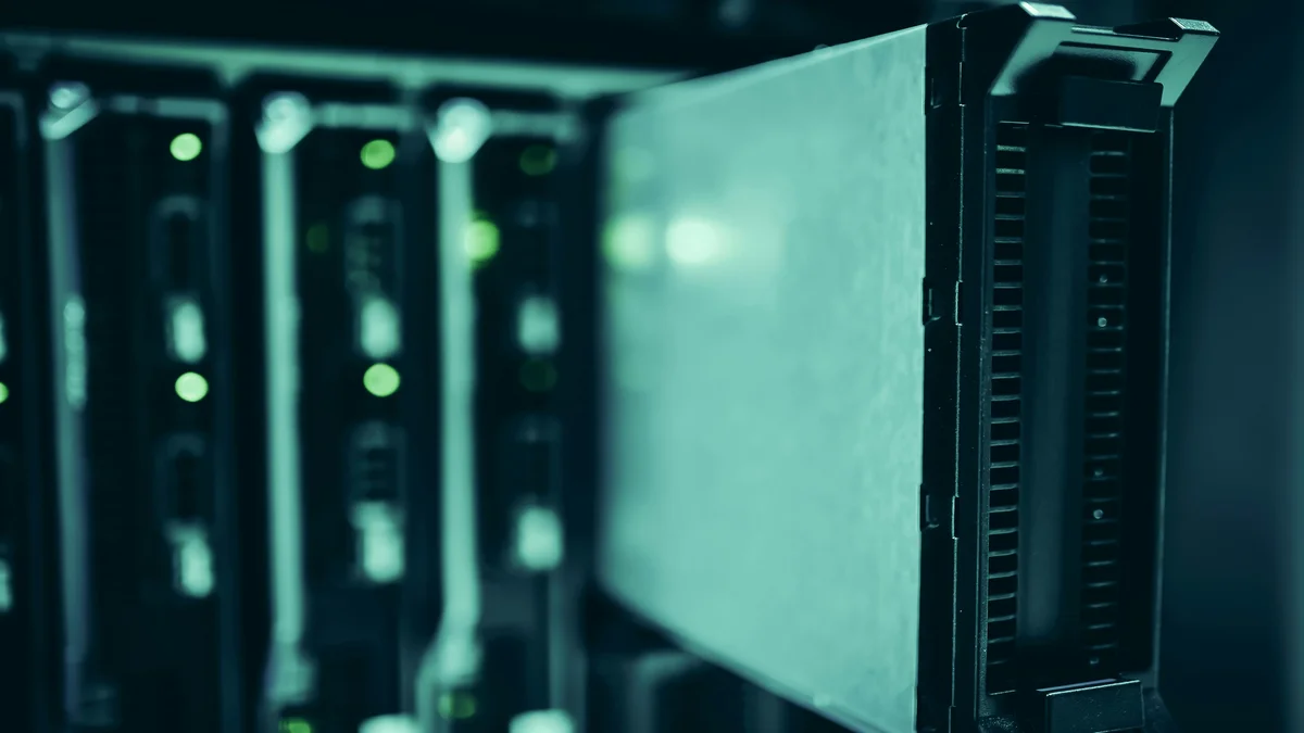 Racks de servidores em data center, representando o Google Cloud que roda o modelo Gemini da nova Siri