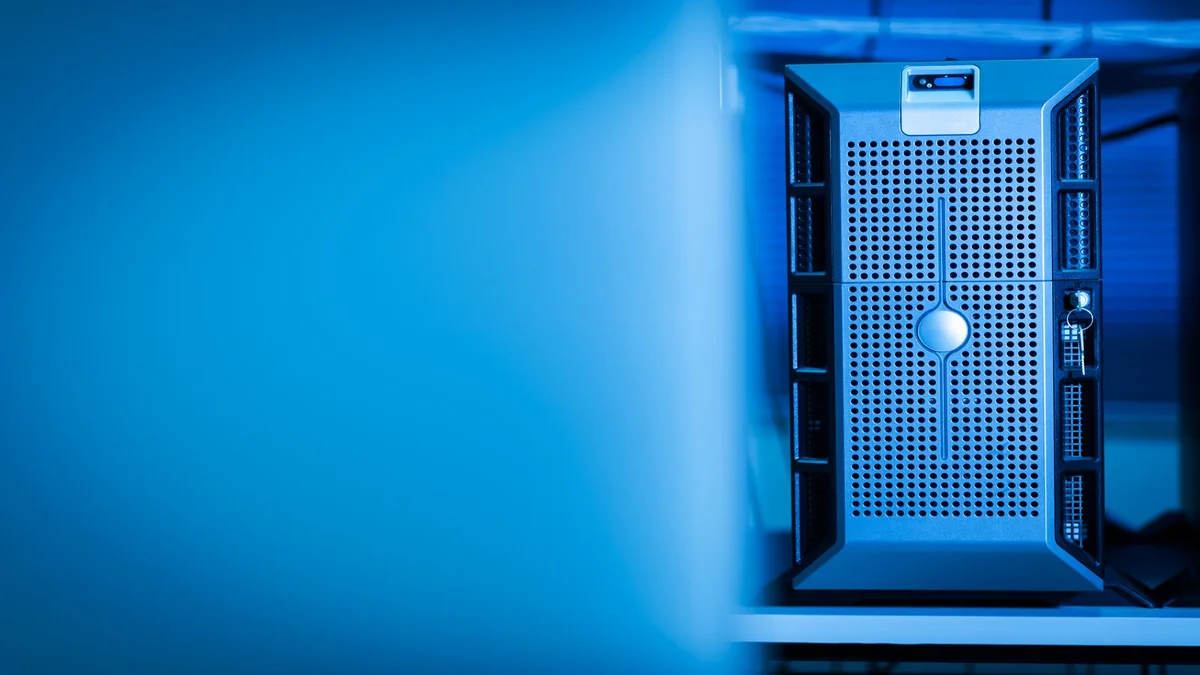 Servidor moderno em data center iluminado de azul, infraestrutura que roda modelos de IA como o Claude Fable 5