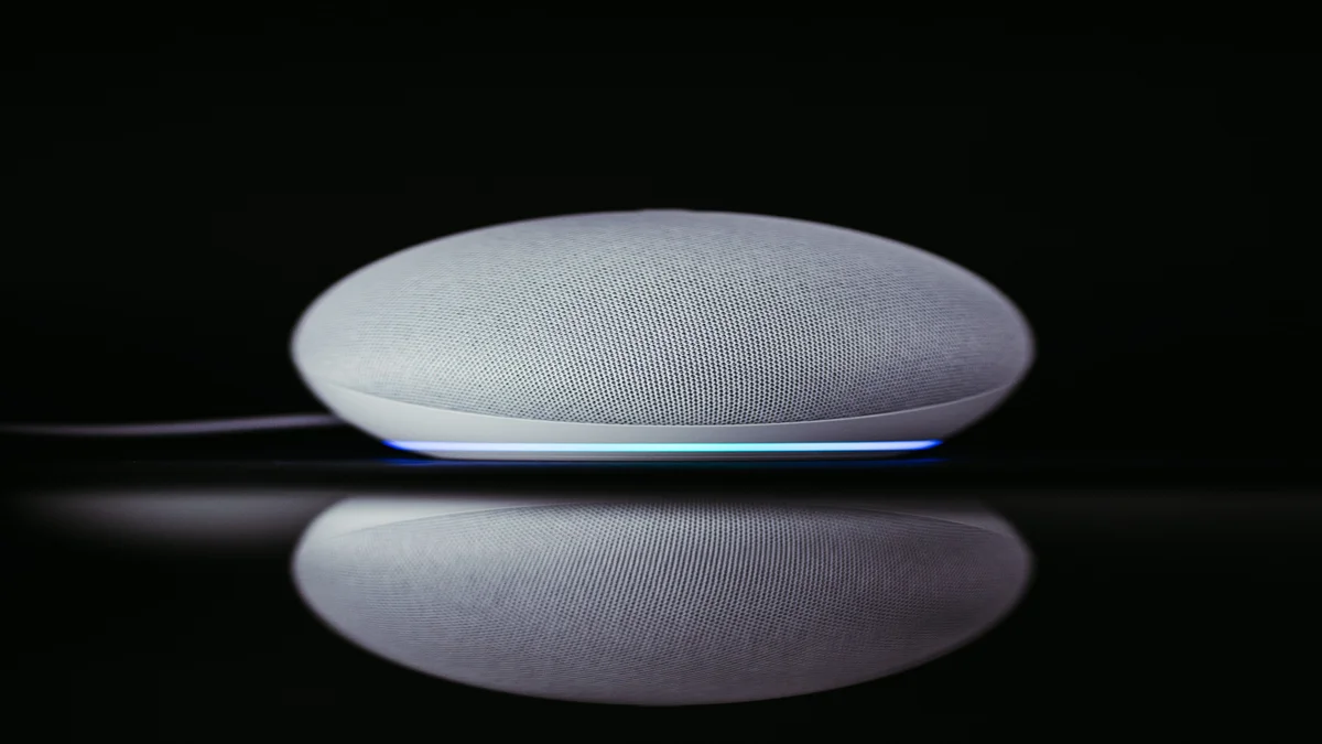 Echo Dot com base iluminada refletindo em superfície escura, smart speaker com IA generativa
