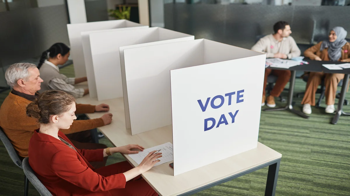 Pessoas na fila para votar em seção eleitoral