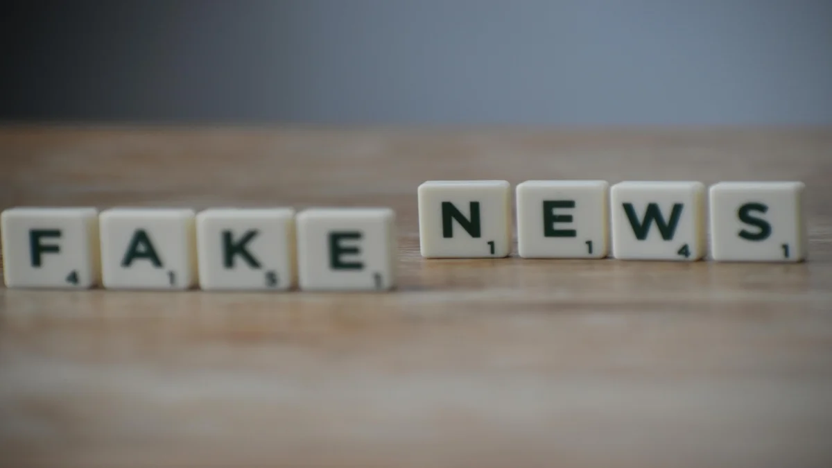 Letras de jogo soletram Fake News sobre fundo branco, representando desinformação digital nas eleições