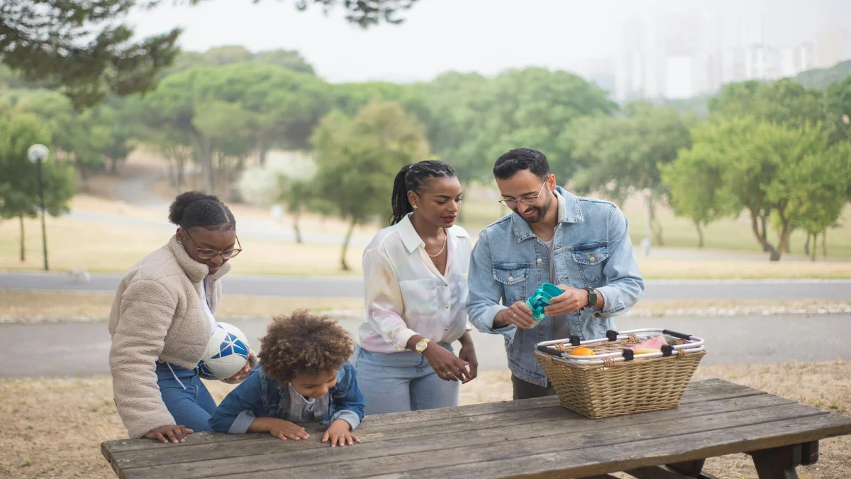 Grupo de pessoas reunidas e relaxando em um parque, representando os dois dias de descanso garantidos pelo fim da escala 6x1