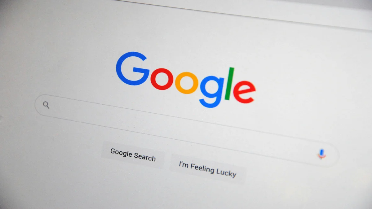 Tela de computador mostrando a pagina inicial do Google, simbolizando a mudanca nas buscas com IA