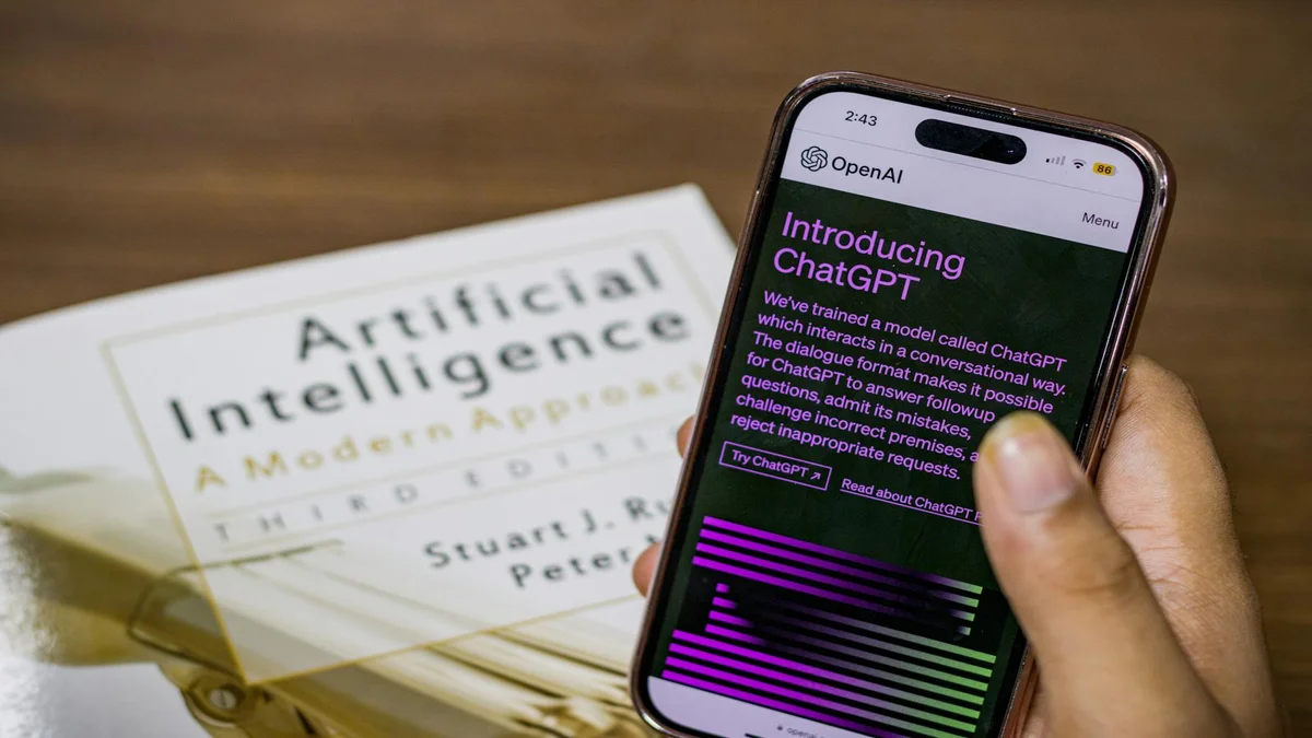 Pessoa segura smartphone com o aplicativo do ChatGPT aberto, ilustrando o uso cotidiano de inteligencia artificial no Brasil