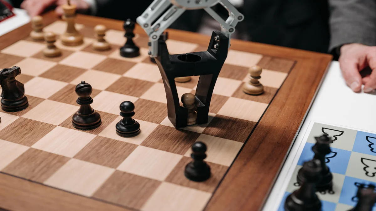 Braco robotico jogando xadrez em tabuleiro de madeira representando competicao entre empresas de IA
