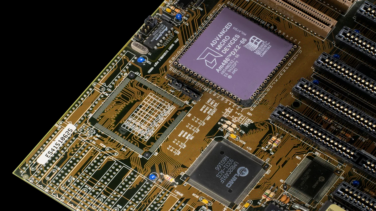Close-up de placa-mae com microchips e circuitos, representando a disputa por semicondutores de IA entre China e EUA
