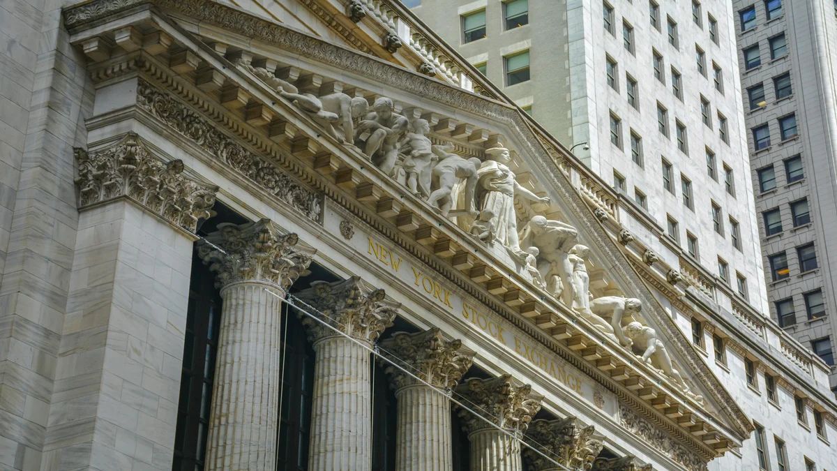 Fachada da Bolsa de Valores de Nova York (NYSE), palco dos IPOs de Anthropic e OpenAI previstos para 2026