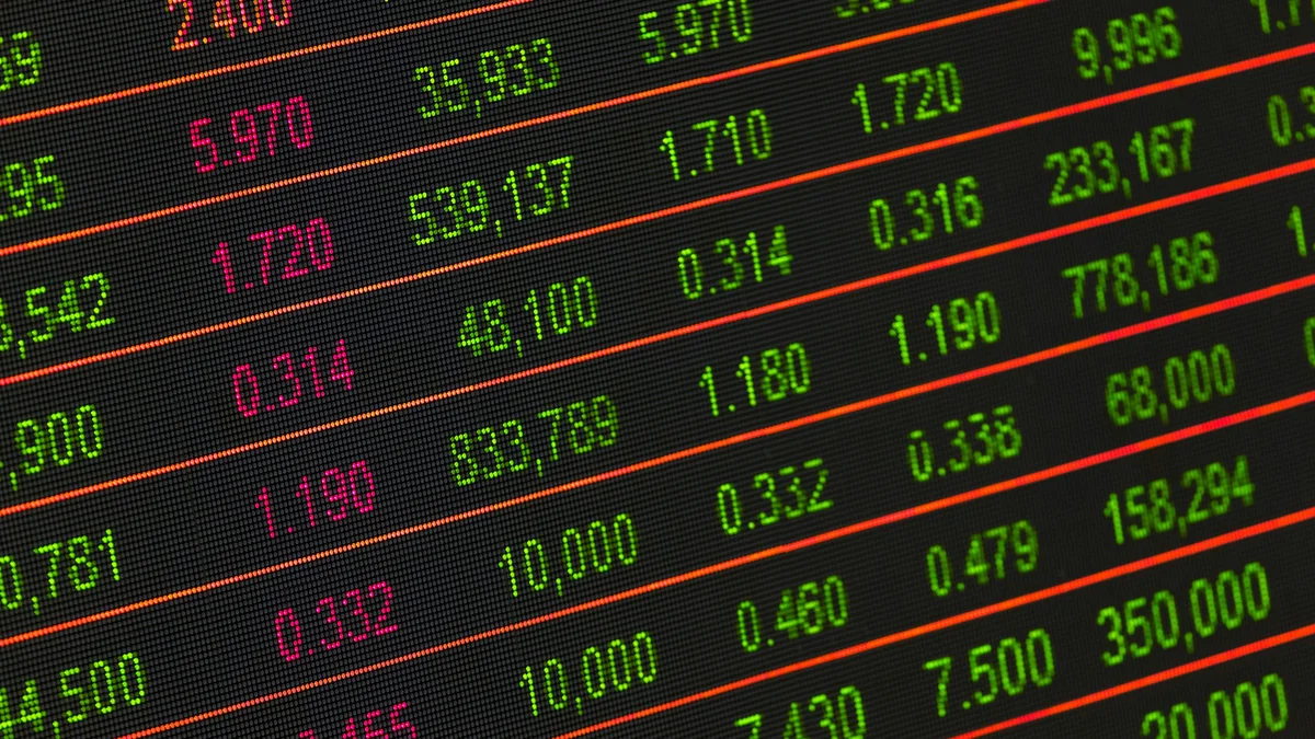 Painel digital de cotacoes da bolsa de valores com dados financeiros em tempo real