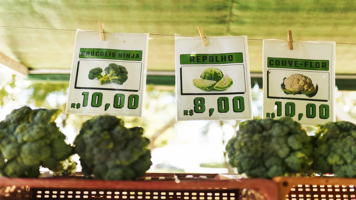 Banca de frutas e verduras em mercado local com produtos coloridos expostos