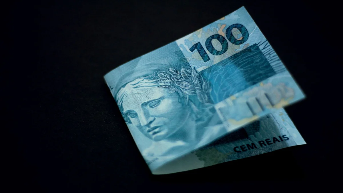 Nota de 100 reais, representando os juros e o custo do dinheiro definidos pela taxa Selic