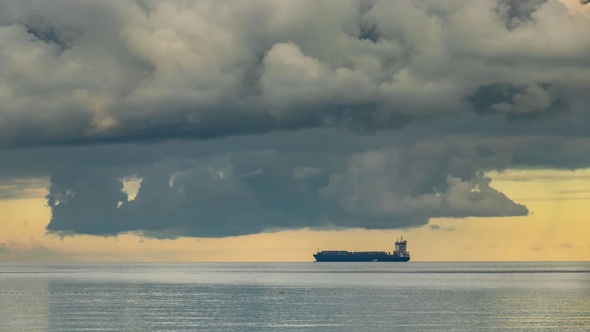 Navio petroleiro solitário navegando sob céu dramático, cenário que ilustra o transporte de petróleo em rotas afetadas pela guerra entre Irã, Israel e Estados Unidos