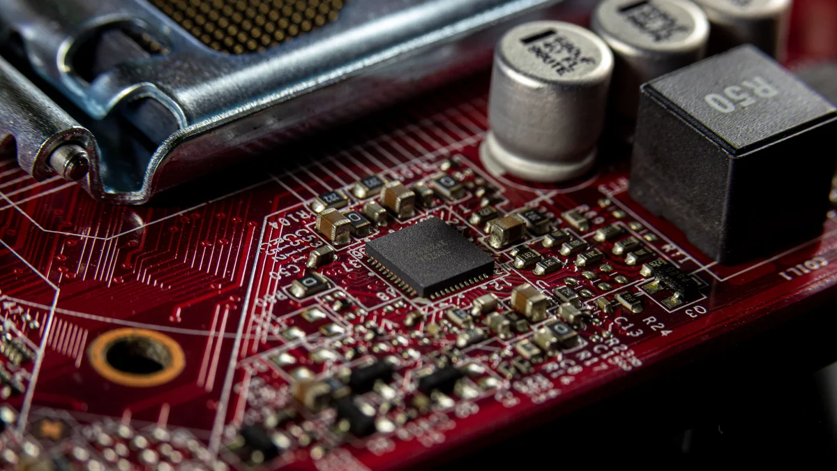 Close-up macro de placa-mãe com microchips e circuitos, representando a disputa por semicondutores por trás da corrida de IA entre China e Estados Unidos